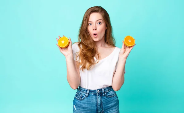 Mooie Rode Hoofdvrouw Sinaasappelsap — Stockfoto