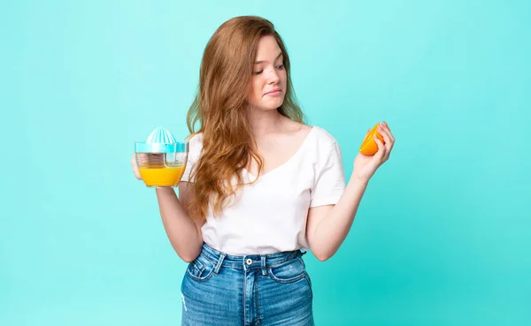 かなり赤い頭の女性 オレンジジュースのコンセプト — ストック写真