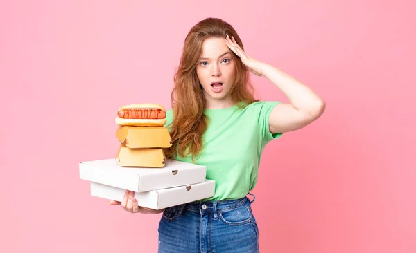 Mooie Rood Hoofd Vrouw Holding Weg Nemen Fast Food Dozen — Stockfoto