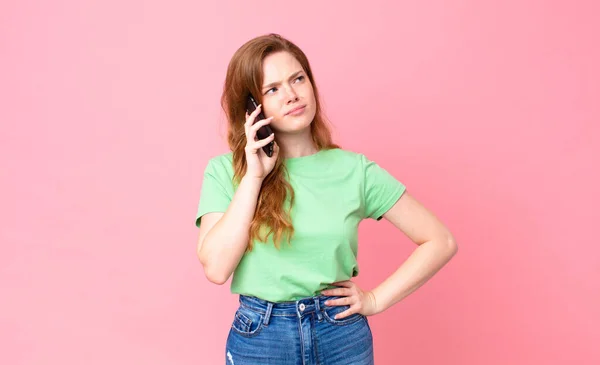 Cabeza Roja Bonita Mujer Usando Teléfono Inteligente — Foto de Stock