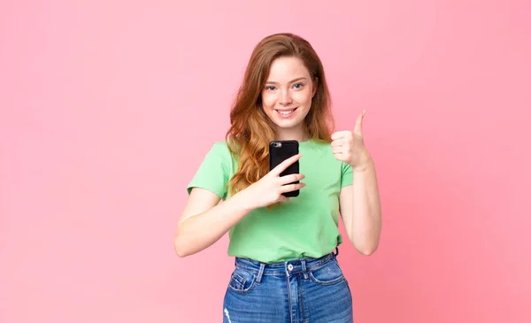 Rote Kopf Hübsche Frau Mit Ihrem Smartphone — Stockfoto
