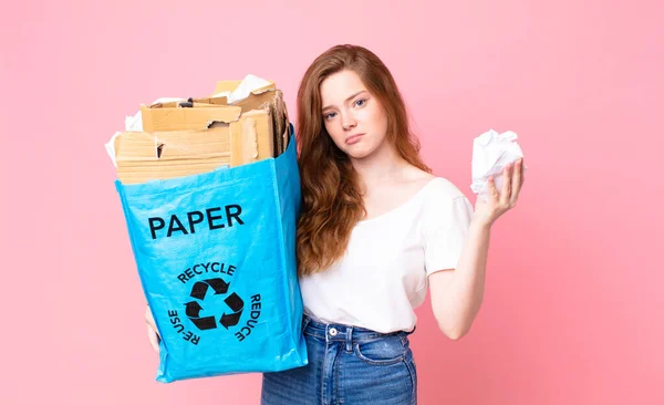 Bonita Mujer Cabeza Roja Sosteniendo Una Bolsa Papel Reciclado —  Fotos de Stock