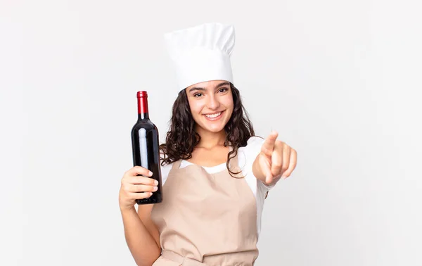 Hispanic Mooie Chef Kok Vrouw Met Een Fles Wijn — Stockfoto