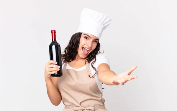 Hispanic Mooie Chef Kok Vrouw Met Een Fles Wijn — Stockfoto