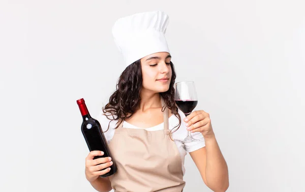Hispanic Mooie Chef Kok Vrouw Met Een Fles Wijn — Stockfoto