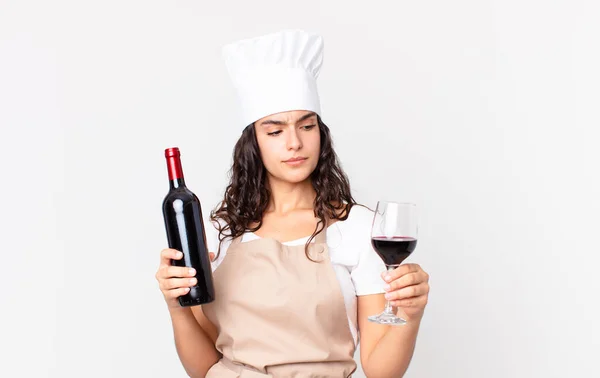 Hispanic Mooie Chef Kok Vrouw Met Een Fles Wijn — Stockfoto