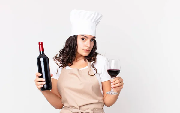 Hispânico Bonita Chef Mulher Com Uma Garrafa Vinho — Fotografia de Stock