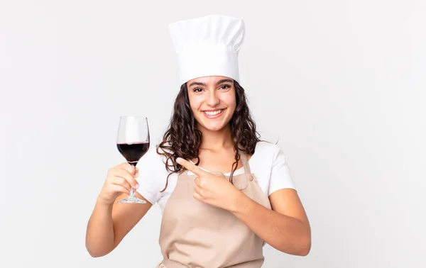 Spaanse Mooie Chef Kok Vrouw Met Een Glas Wijn — Stockfoto