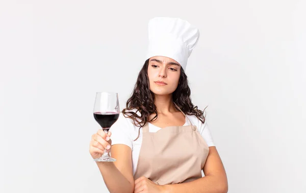 Spaanse Mooie Chef Kok Vrouw Met Een Glas Wijn — Stockfoto