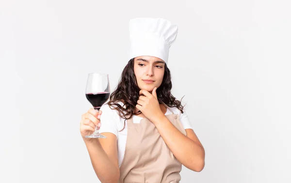 Spaanse Mooie Chef Kok Vrouw Met Een Glas Wijn — Stockfoto