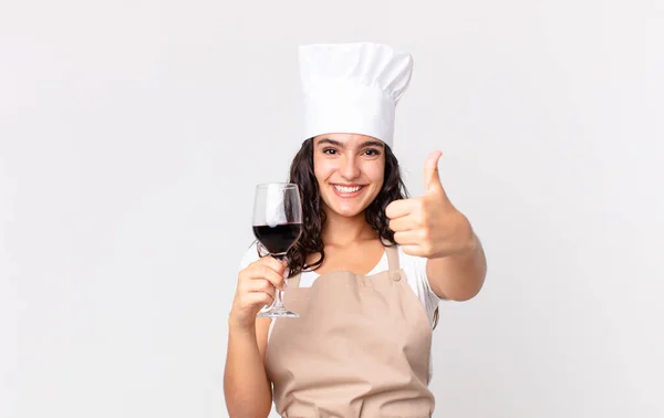 Hispânico Bonita Chef Mulher Segurando Copo Vinho — Fotografia de Stock