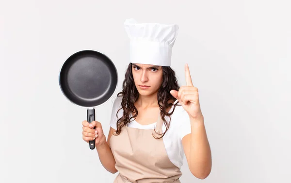 Mujer Cocinera Bonita Hispana Sosteniendo Una Sartén —  Fotos de Stock