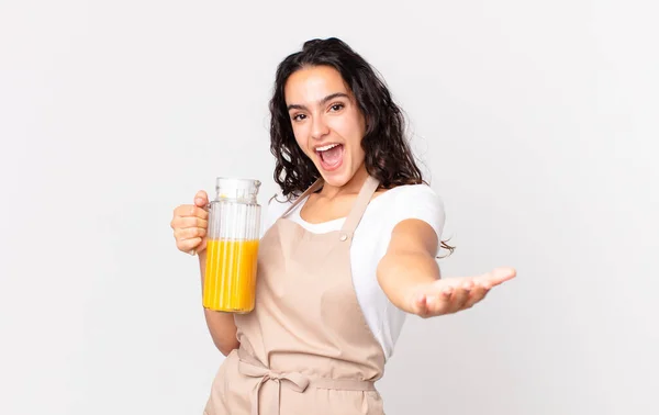 Hispanische Hübsche Küchenfrau Bereitet Einen Orangensaft — Stockfoto