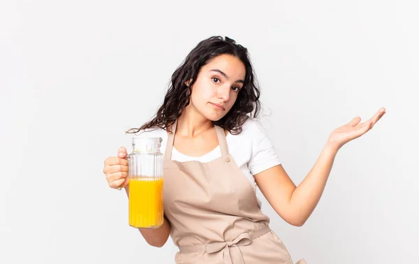 Hispanic Pretty Chef Woman Preparing Orange Juice — Stockfoto