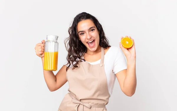 Hispanische Hübsche Küchenfrau Bereitet Einen Orangensaft — Stockfoto
