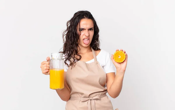 Hispânico Bonita Chef Mulher Preparar Suco Laranja — Fotografia de Stock