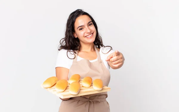 Spanyol Asıllı Güzel Aşçı Kadın Elinde Çörek Tutuyor — Stok fotoğraf