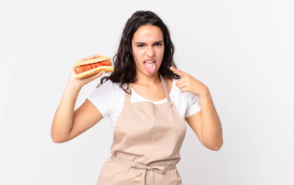 Hispanische Hübsche Köchin Frau Hält Einen Hot Dog — Stockfoto