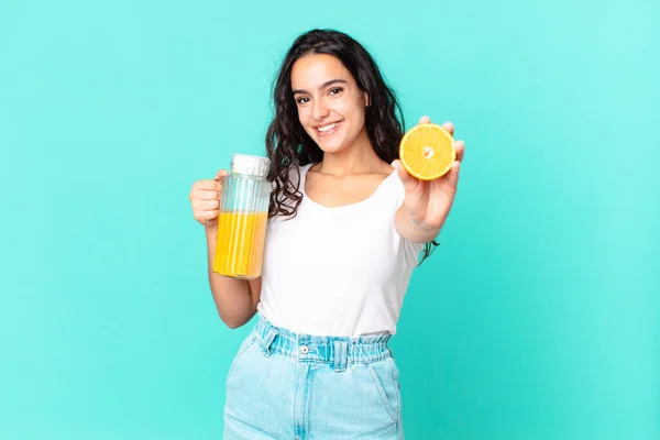 Mujer Cocinera Bonita Hispana Concepto Zumo Naranja — Foto de Stock