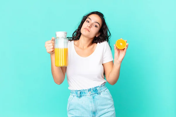 Mujer Cocinera Bonita Hispana Concepto Zumo Naranja — Foto de Stock