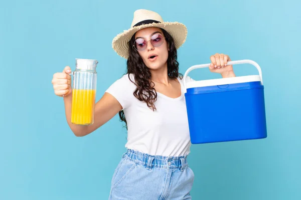 Hispanische Hübsche Frau Mit Einem Tragbaren Kühlschrank Und Einem Orangensaft — Stockfoto