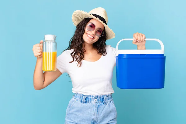 Hispanische Hübsche Frau Mit Einem Tragbaren Kühlschrank Und Einem Orangensaft — Stockfoto