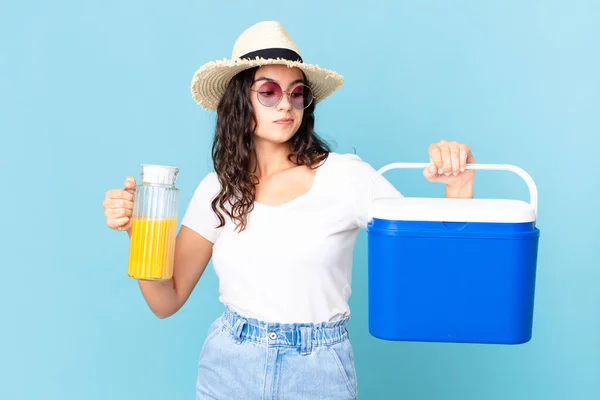 Hispanische Hübsche Frau Mit Einem Tragbaren Kühlschrank Und Einem Orangensaft — Stockfoto