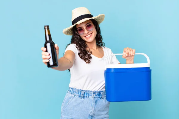 Hispanische Hübsche Frau Mit Einem Tragbaren Kühlschrank Und Einer Bierflasche — Stockfoto