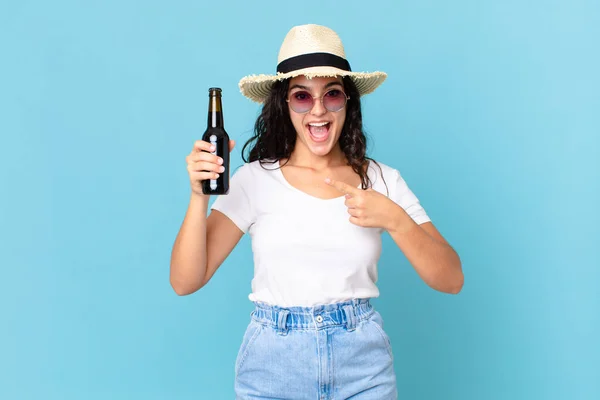 Ispanico Bella Viaggiatore Donna Con Una Bottiglia Birra — Foto Stock