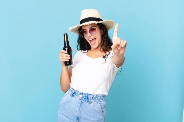 Hispanic Pretty Traveler Woman Bottle Beer — Stockfoto