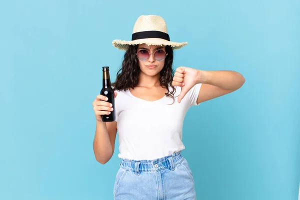 Hispanic Pretty Traveler Woman Bottle Beer — Stockfoto