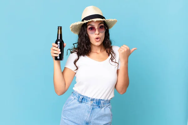 Hispanic Pretty Traveler Woman Bottle Beer — Stockfoto