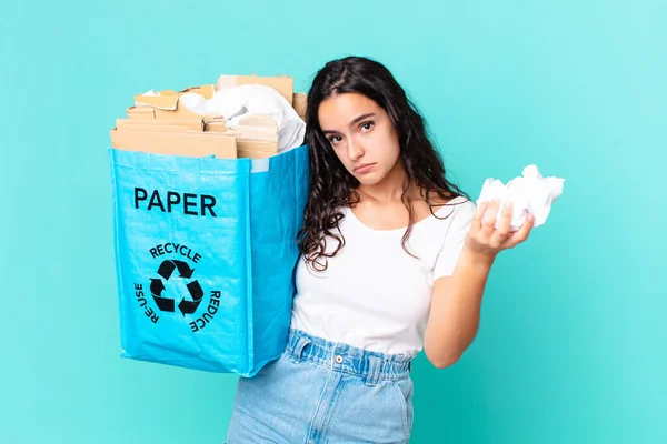 リサイクル紙の袋を持っているヒスパニック系の可愛い女性 — ストック写真