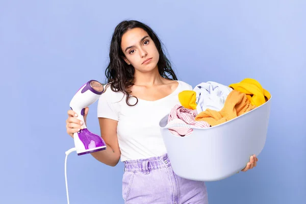 Hispânico Mulher Bonita Com Vapor Ferro Roupas — Fotografia de Stock