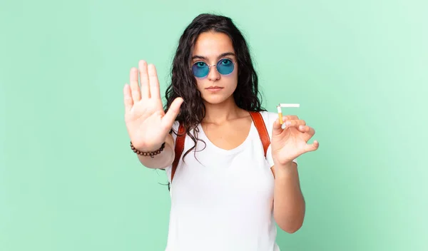 Mooie Jonge Vrouw Met Een Gebroken Sigaar Rookverbod — Stockfoto