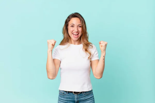 Bella Donna Gridando Aggressivamente Con Espressione Arrabbiata — Foto Stock