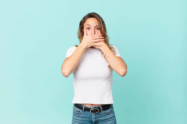 Mulher Bonita Cobrindo Boca Com Mãos Com Chocado — Fotografia de Stock