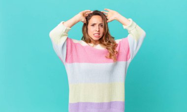 Güzel bir kadın kendini stresli, endişeli ya da korkmuş hissediyor.