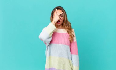 Güzel bir kadın şok olmuş, korkmuş ya da korkmuş görünüyor.