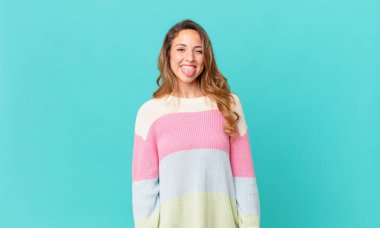 Neşeli ve asi tavırlı, şakacı ve dilsiz güzel bir kadın.