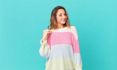 Güzel kadın kibirli, başarılı, pozitif ve gururlu görünüyor.