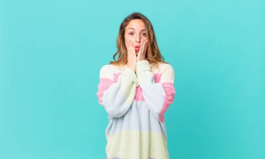 Güzel bir kadın şok olmuş ve korkmuş hissediyor.