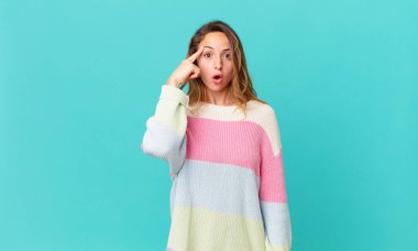 Güzel kadın şaşırmış görünüyor, yeni bir düşünce, fikir ya da konsept fark ediyor.