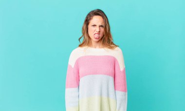 Güzel bir kadın tiksinti ve tedirginlik duyar ve dilini dışarı çıkarır.