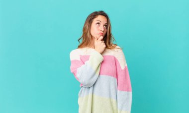 Düşünen, kuşkucu ve kafası karışık güzel bir kadın.