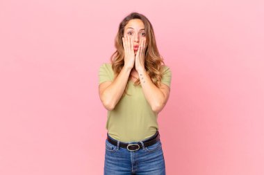 Güzel bir kadın şok olmuş ve korkmuş hissediyor.