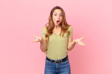 Güzel bir kadın son derece şaşırmış ve şaşırmış hissediyor.