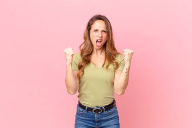 Güzel bir kadın sinirli bir ifadeyle agresif bir şekilde bağırıyor.