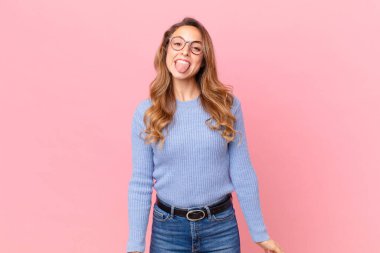 Neşeli ve asi tavırlı, şakacı ve dilsiz güzel bir kadın.