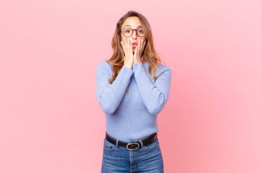 Güzel bir kadın şok olmuş ve korkmuş hissediyor.